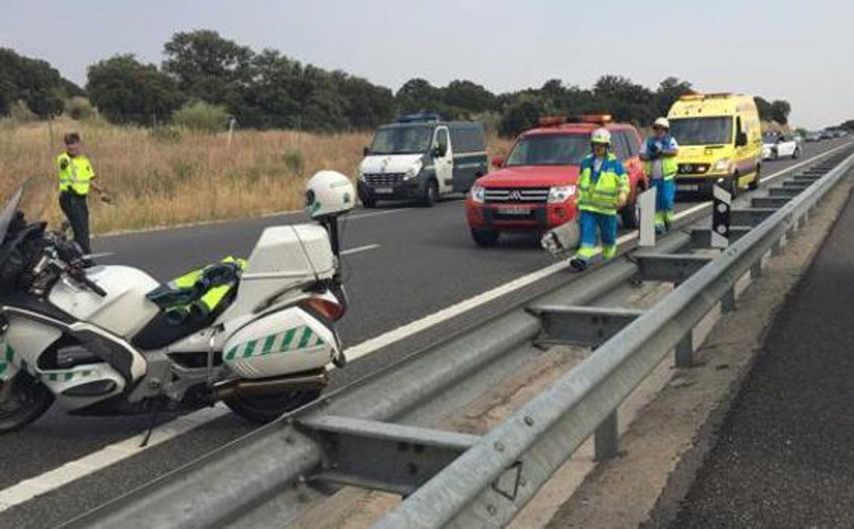 Guardia Civil y ambulancias en un accidente de moto