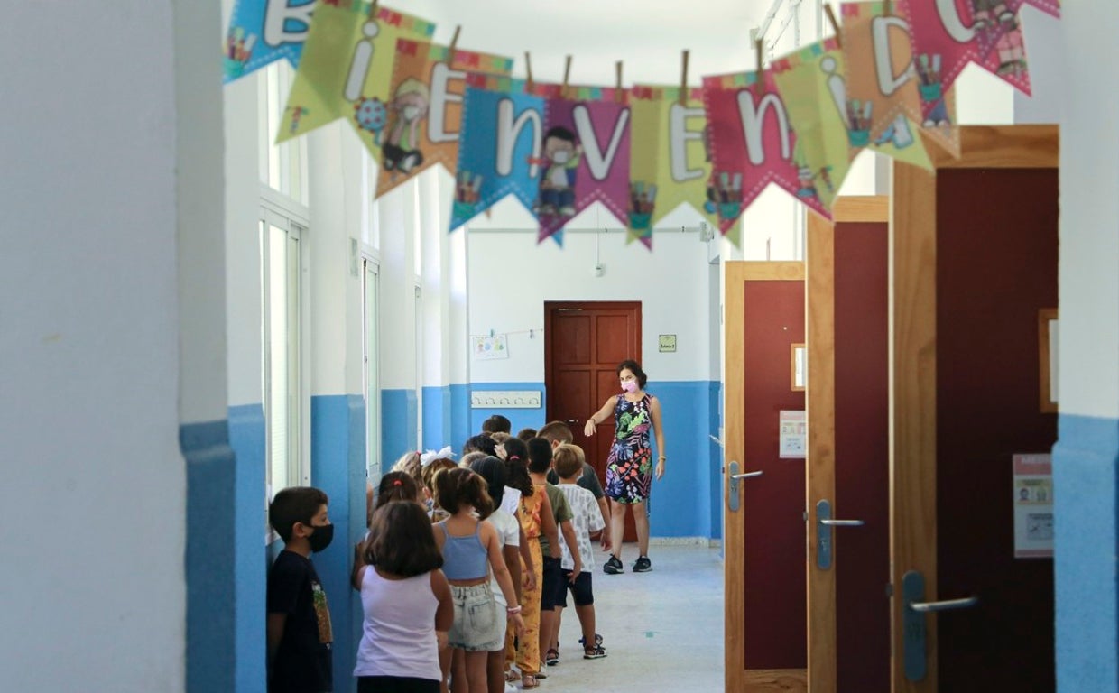 Alumnos en un pasillo de un colegio