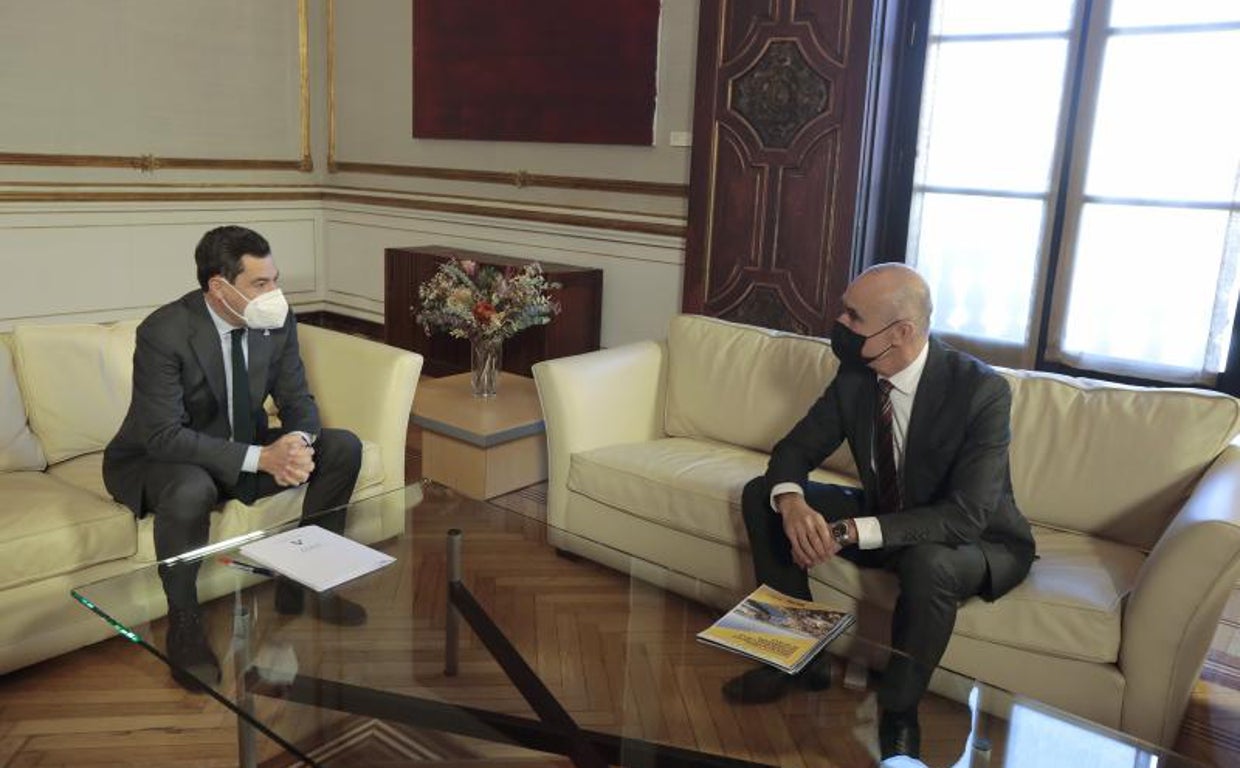 El presidente de la Junta, Juanma Moreno, y el alcalde de Sevilla, Antonio Muñoz, en una reunión el pasado enero