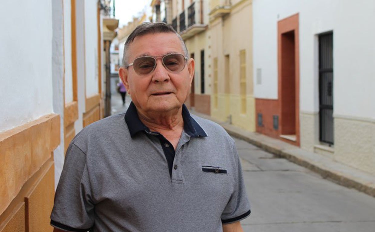 Antonio García Díaz, el creador del vídeo comunitario en Utrera, posa ante una de las calles de la localidad