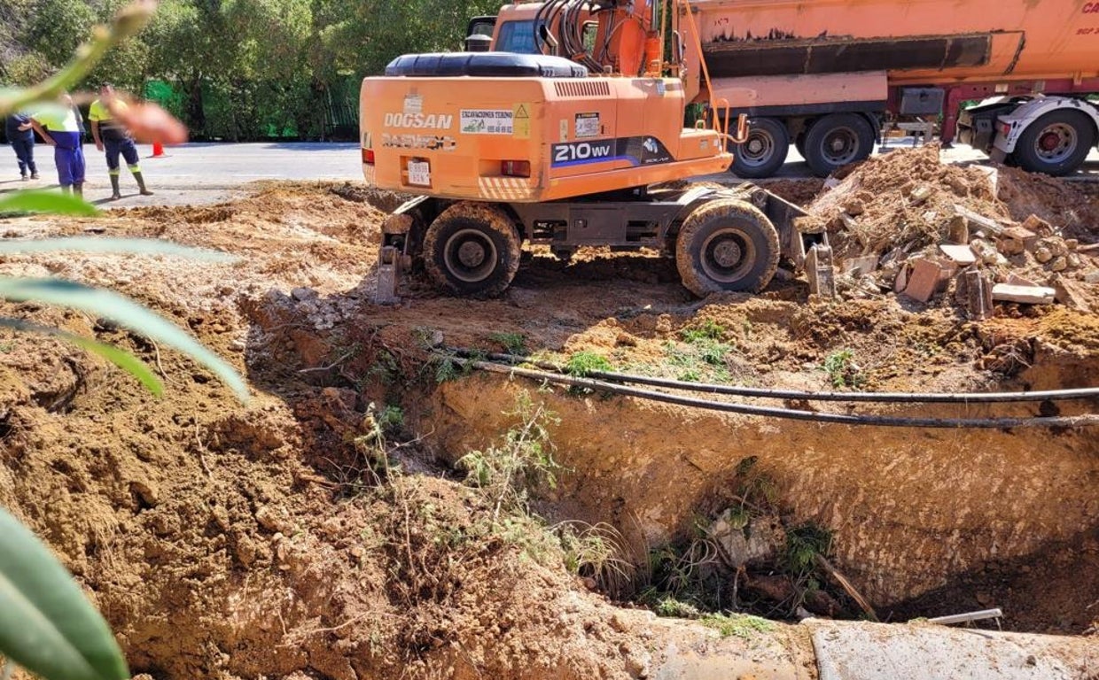 Operarios trabajan en el corte del suministro de agua