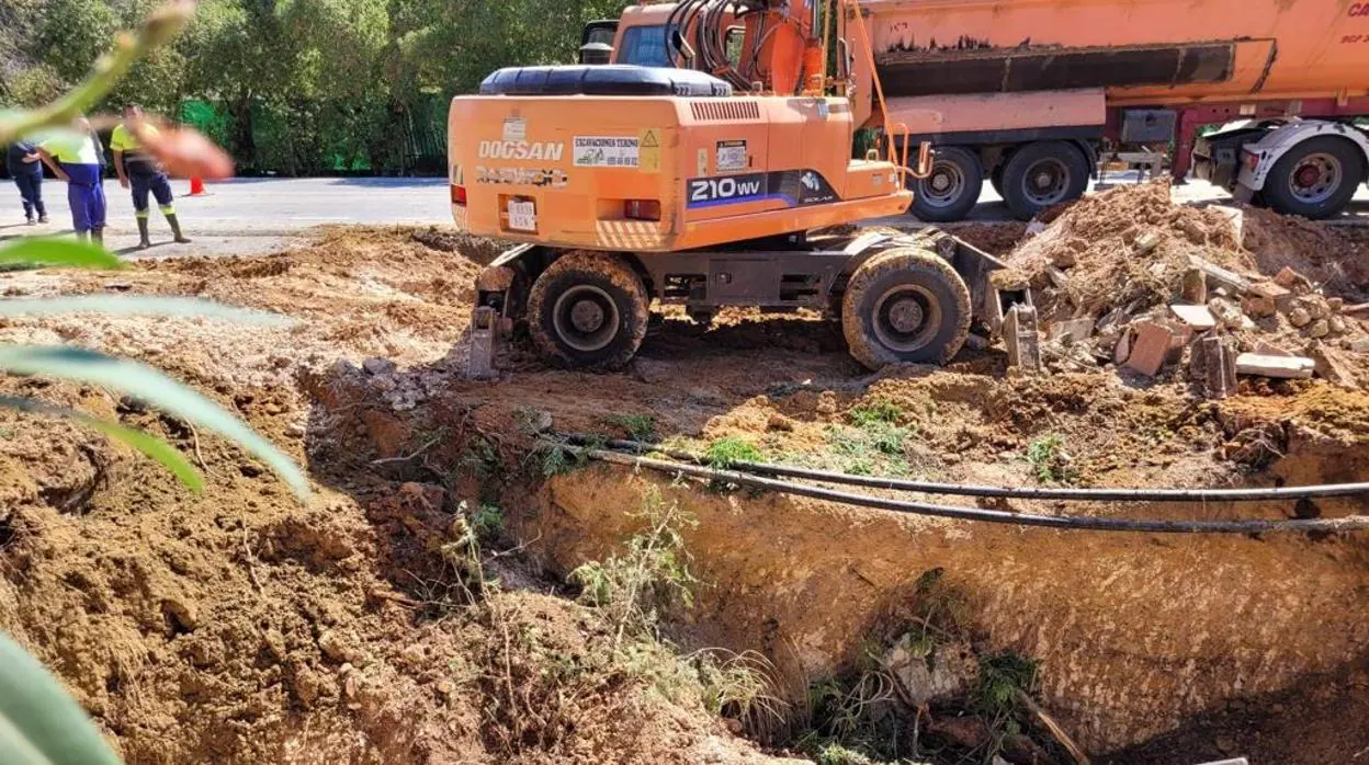 La rotura de una tubería en Carmona amenaza con dejar sin suministro de agua a diez municipios sevillanos