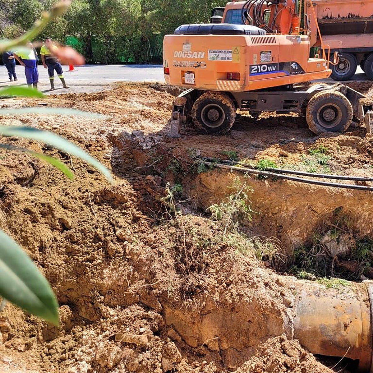La rotura de una tubería en Carmona amenaza con dejar sin suministro de agua a diez municipios sevillanos