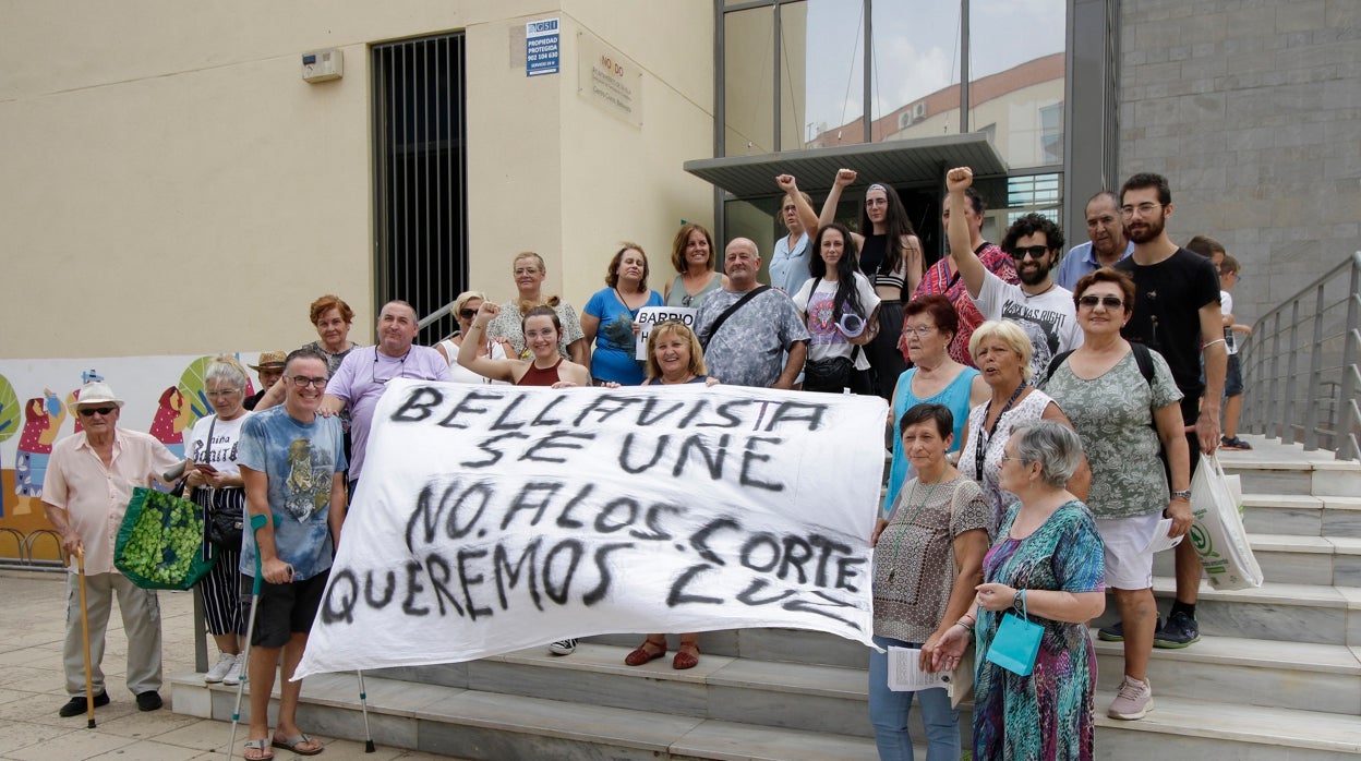 Ocupan el tercer centro cívico de Sevilla en protesta por los cortes de luz