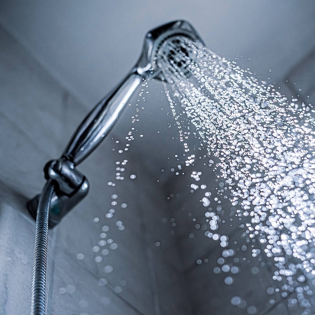 Esta es la razón por la que no debes darte una ducha fría antes de dormir en verano