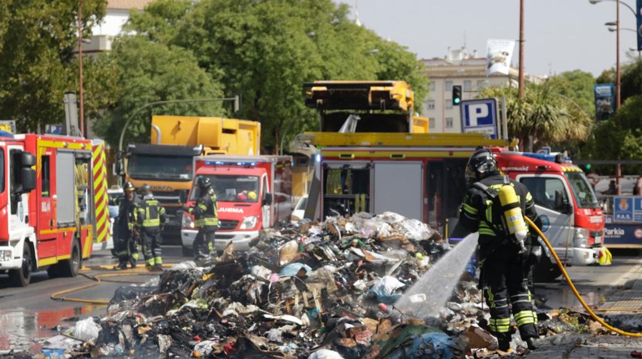 Sale ardiendo la basura que transportaba un camión en el Paseo Colón