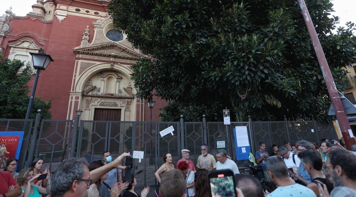 El párroco de San Jacinto: «El ficus tiene 100 años, la iglesia 300»