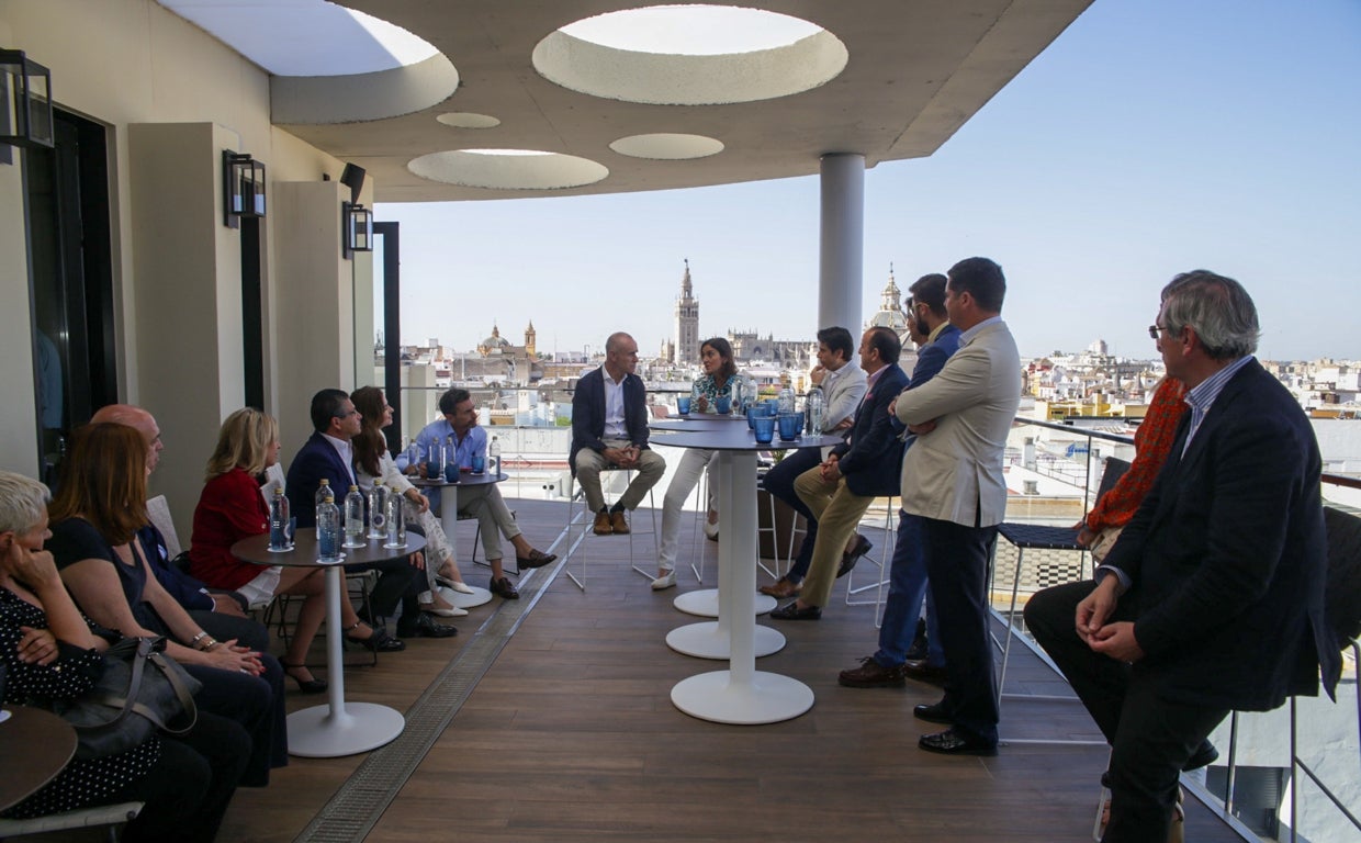 El alcalde reunido con los empresarios del sector