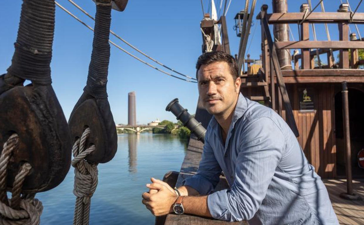 Viota, asomado por la amura de estribor con el rascacielos enmarcado por jarcias y obenques