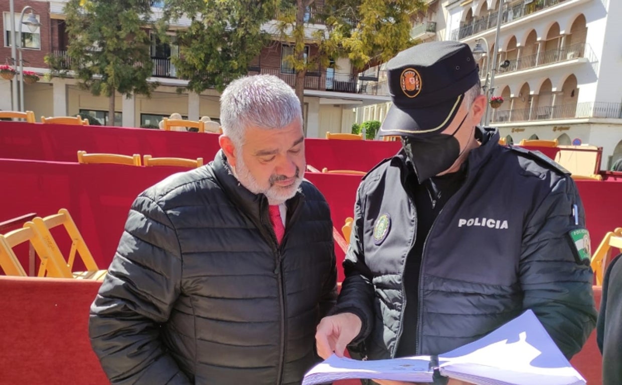 El alcalde de Écija, el socialista David J. García Ostos, en una imagen de archivo junto a un policía municipal