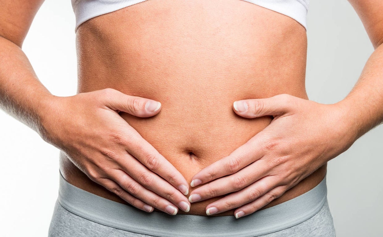 Sentir dolor en la parte baja del abdomen al comer puede ser una señal