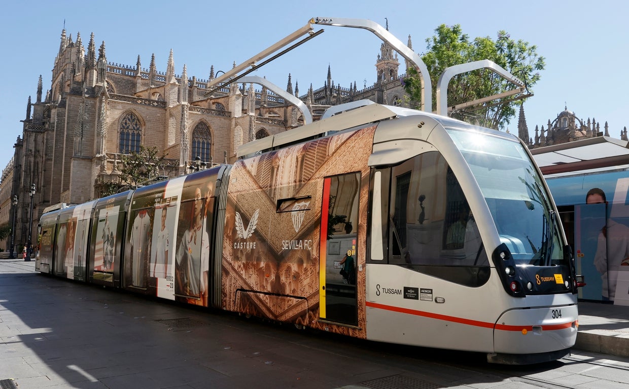 Una imagen del Metrocentro a su paso por la avenida de la Constitución
