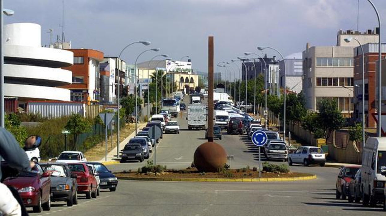 En estado crítico un trabajador que cayó del techo de una nave del Polígono Pisa