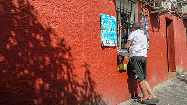 Un cliente en una ventanita de Los Pajaritos