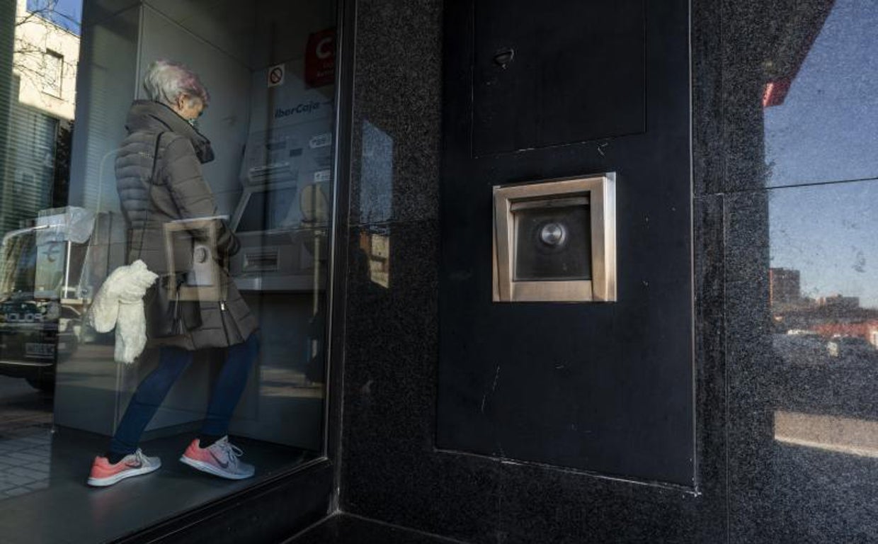 El Banco de España advierte sobre las comisiones al sacar dinero de los cajeros automáticos
