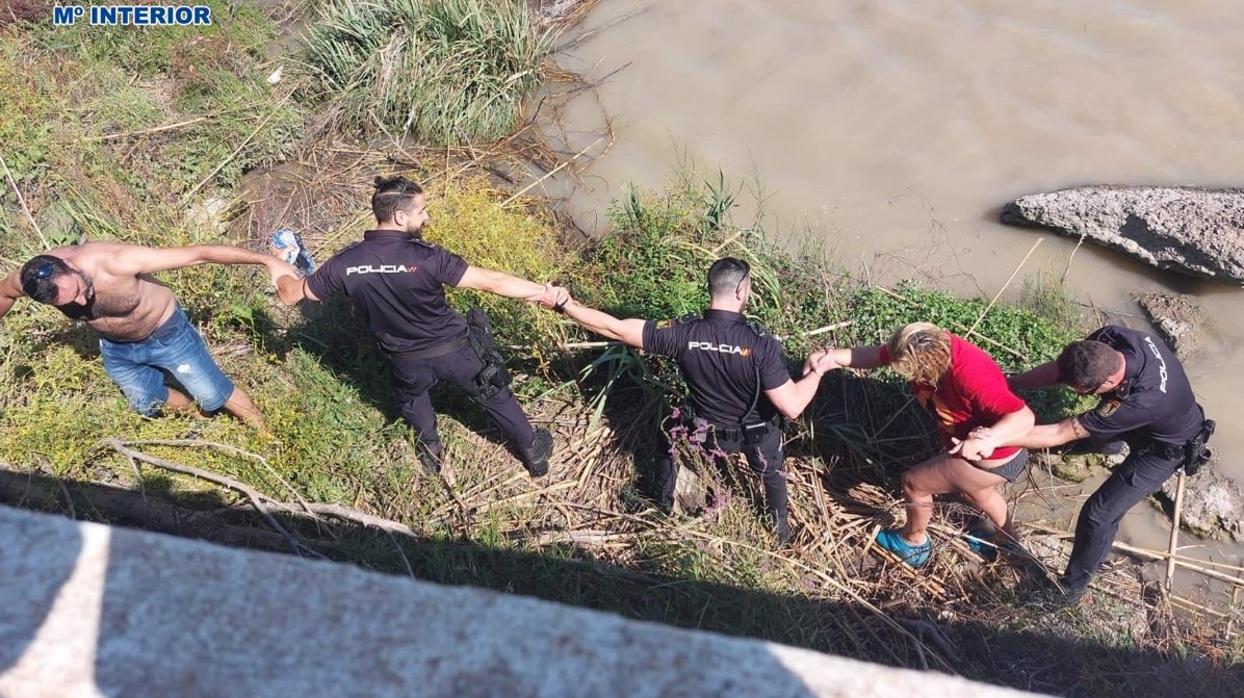 Una cadena humana rescata a una mujer caída al Guadalquivir en Coria del Río