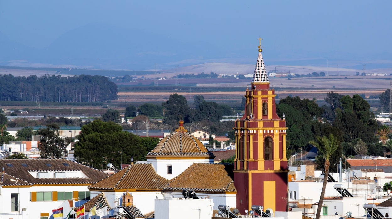 Restaurada la torre de la parroquia de Santa María la Blanca de Los Palacios y Villafranca tras sufrir daños por el viento