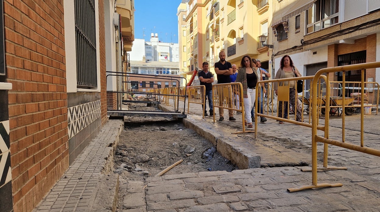 Nuevos acerados y aparcamientos tras las obras en la calle Ruiseñor de Triana