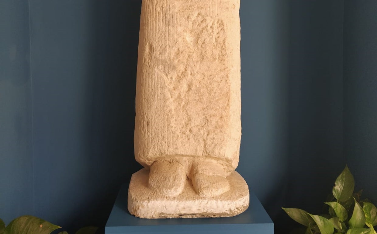 Esta curiosa escultura podría parecer un simple pilar si no se observa bien su base