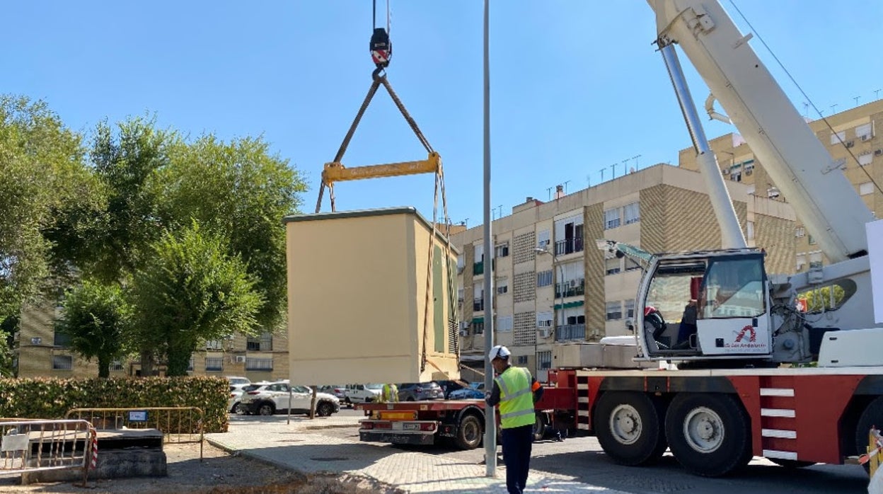 Endesa coloca los transformadores en los siete barrios con más cortes de luz de Sevilla