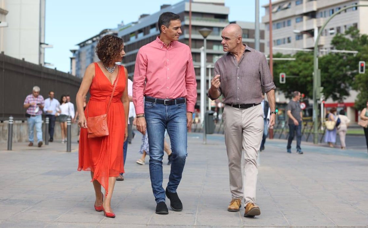 El presidente del Gobierno visitó junto al alcalde de Sevilla, y la omnipresente María Jesús Montero, las obras de ampliación del tranvía
