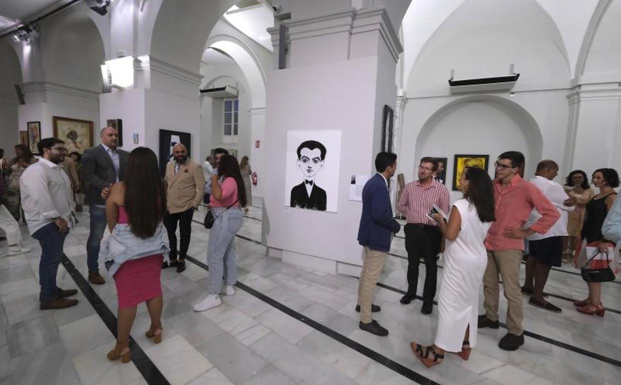 Un aspecto de la exposición con el retrato de Lorca de Aurora Carbonell en el centro