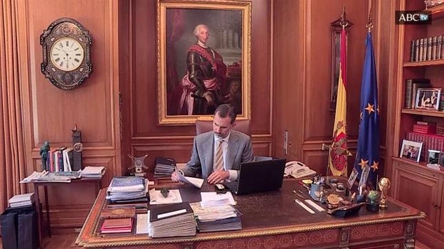 Felipe VI trabajando en su despacho, detrás podemos observar el retrato de Carlos III