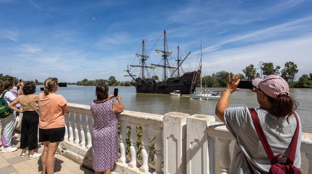 Llegada a Coria de los barcos que participan en el V Centenario de la I Vuelta al Mundo