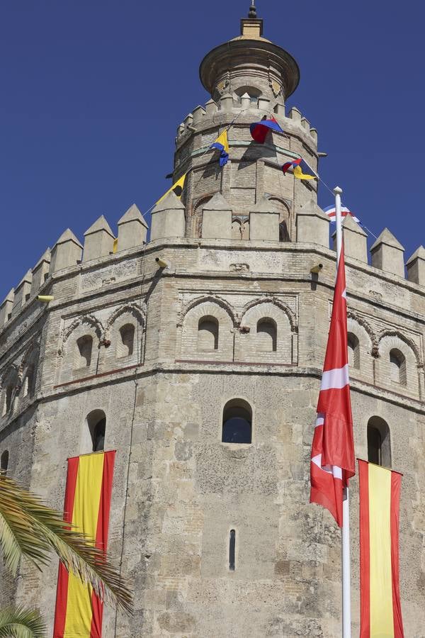 Arriado de la bandera conmemorativa en la Torre del oro