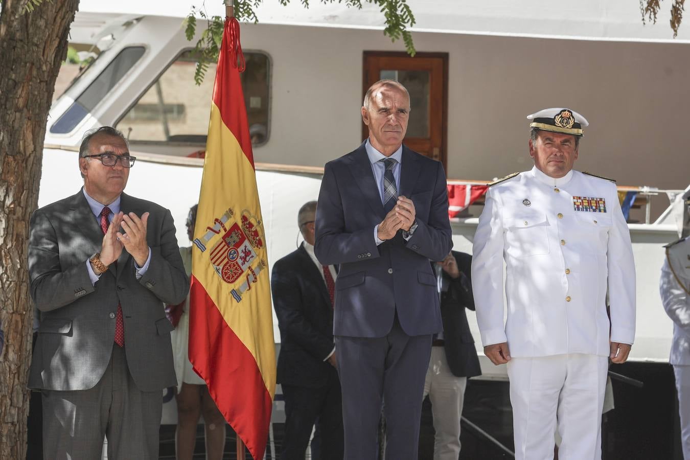 Arriado de la bandera conmemorativa en la Torre del oro