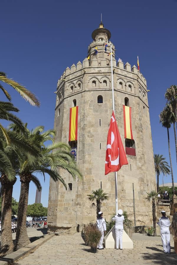 Arriado de la bandera conmemorativa en la Torre del oro