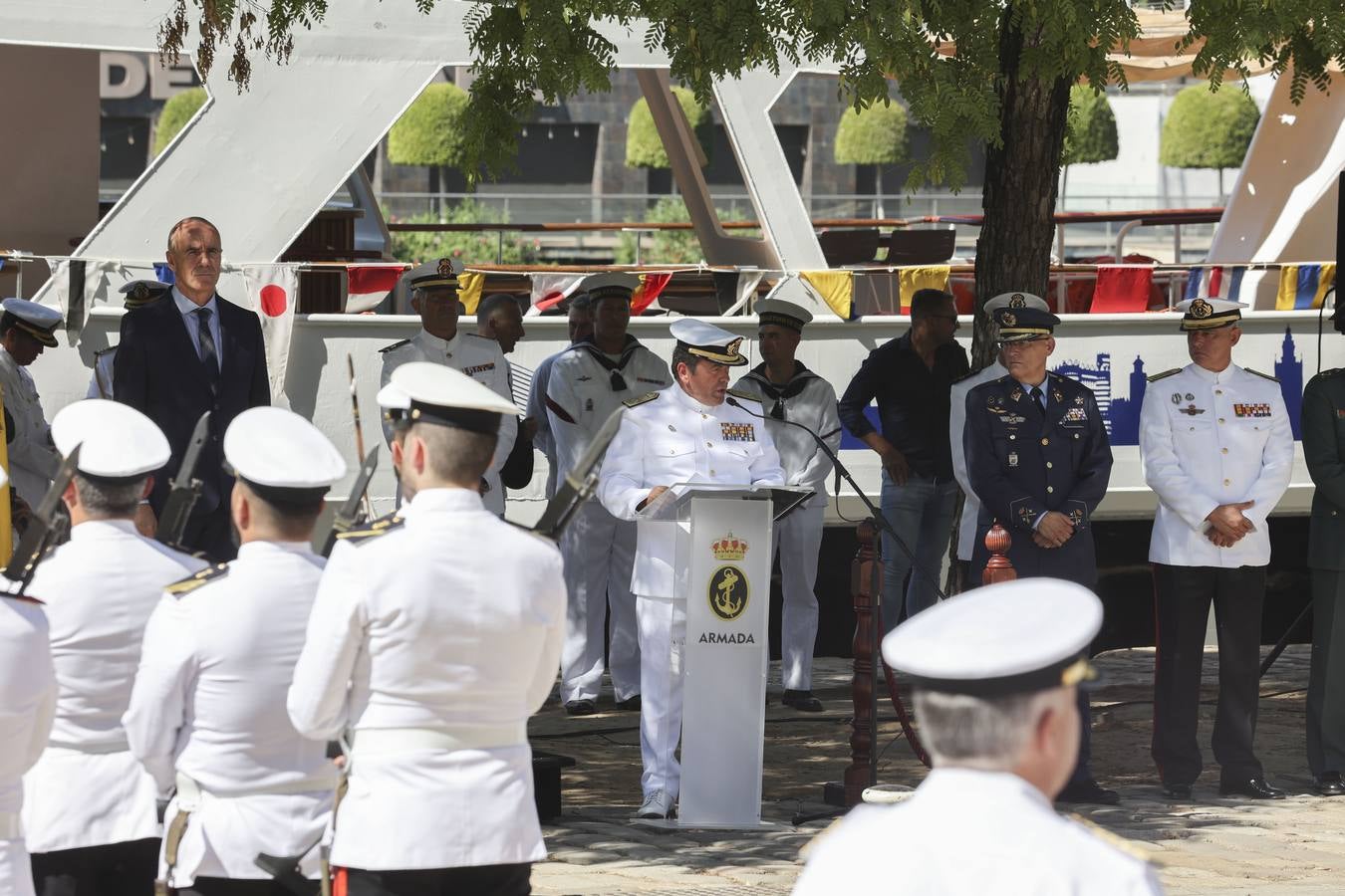 Arriado de la bandera conmemorativa en la Torre del oro