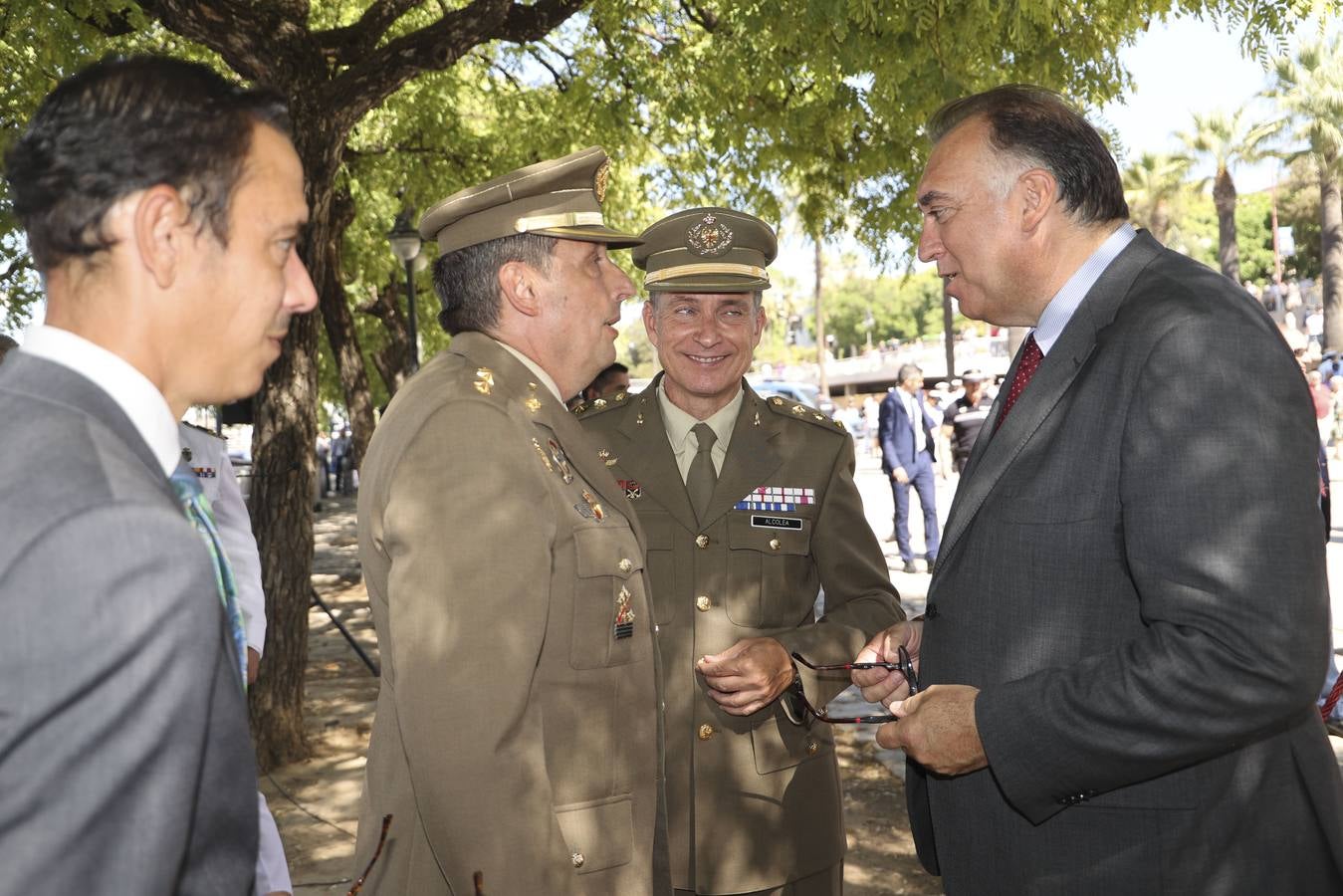 Arriado de la bandera conmemorativa en la Torre del oro