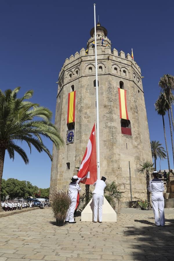 Arriado de la bandera conmemorativa en la Torre del oro