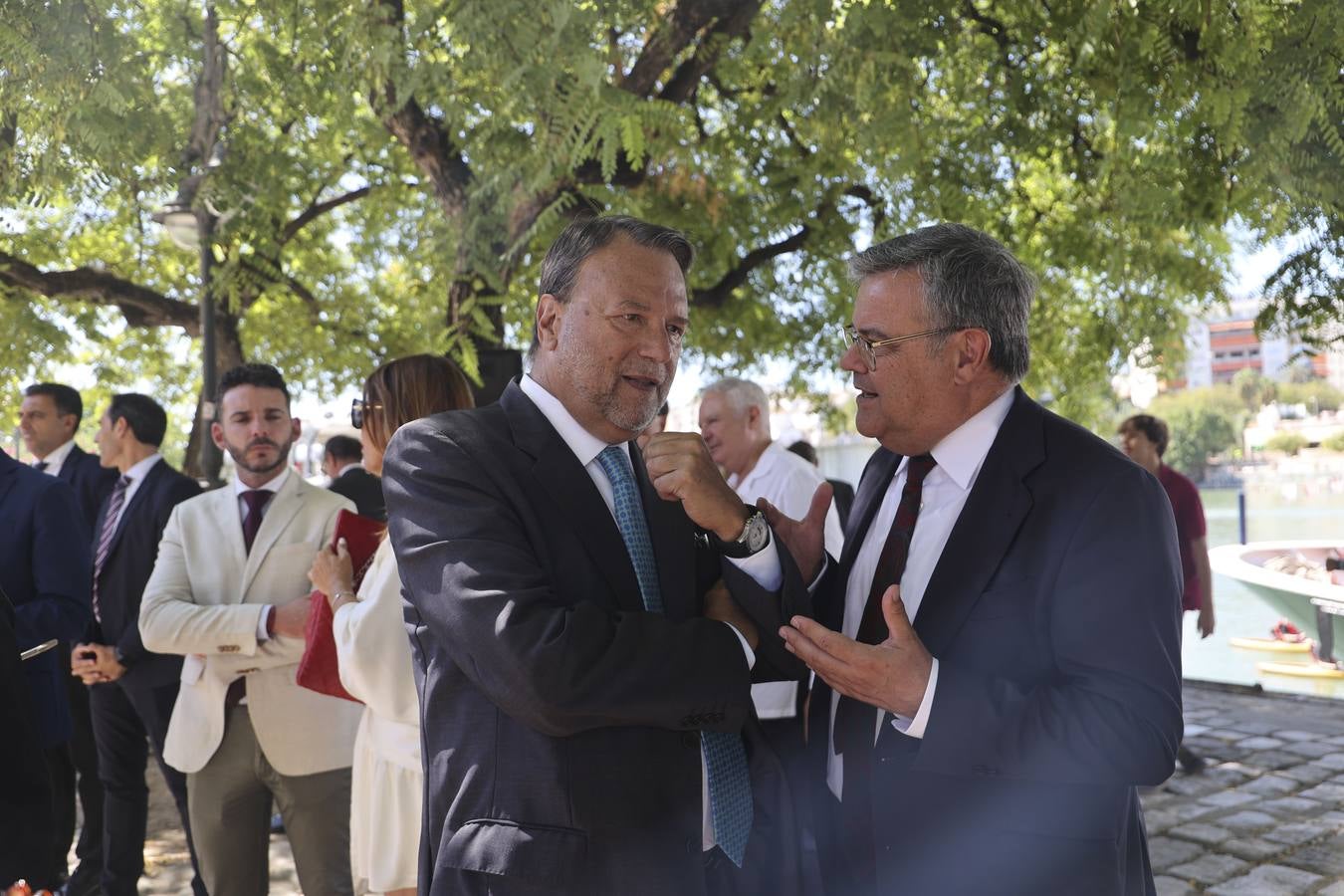 Arriado de la bandera conmemorativa en la Torre del oro