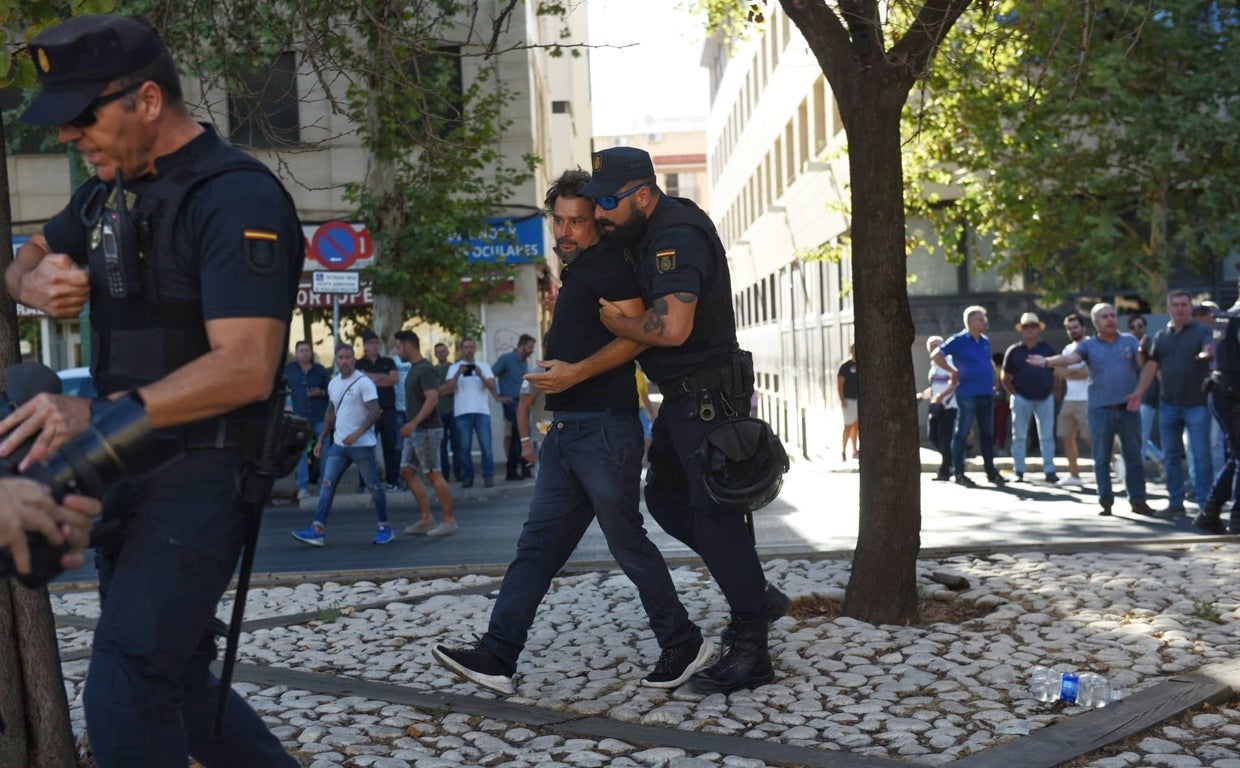 Al Menos Dos Detenidos Y Carga Policial En La Protesta De Los Taxistas