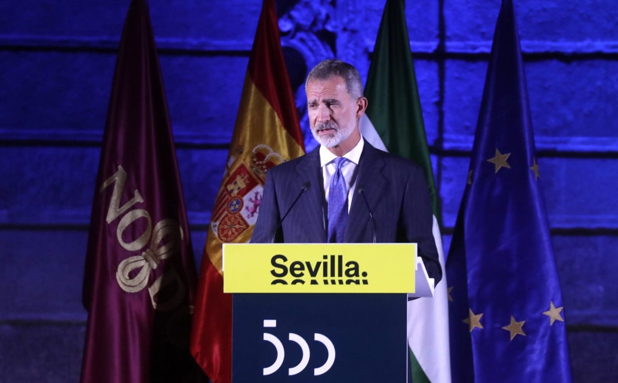 El rey Felipe VI junto al presidente de la Junta de Andalucía, Juanma Moreno, y otros representantes del estado en el acto de clausura del V centenario de la vuelta al mundo