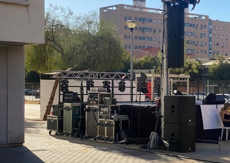 Imagen secundaria 1 - Vecinos de Sevilla Este denuncian la instalación de un escenario a un palmo de sus viviendas