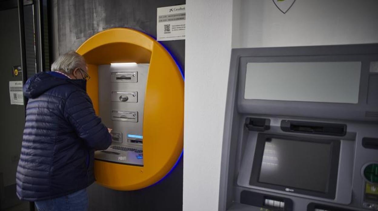 La OCU alerta sobre cómo hay que gestionar las cuentas corrientes compartidas para que no haya problemas con Hacienda o en caso de muerte