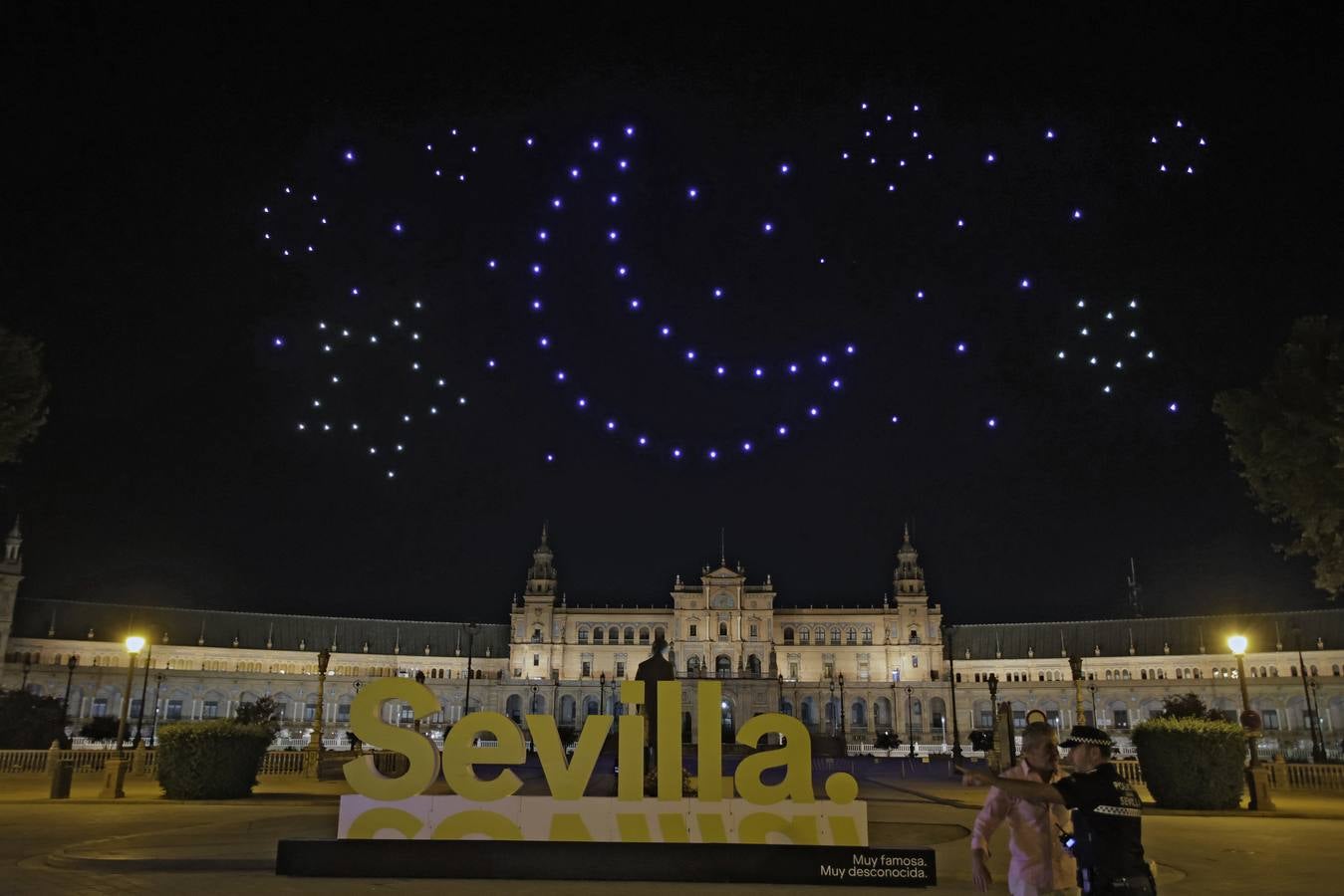 Un momento del espectáculo de drones que tuvo que suspenderse