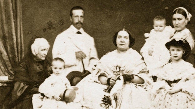 La reina dio su brazo a torcer por la presión de su madre y se casó con Francisco de Asís