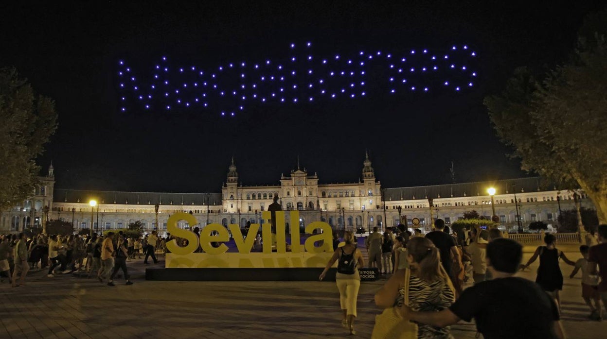 Críticas a la «chapuza» del espectáculo de drones de la Plaza de España que tuvo que suspenderse