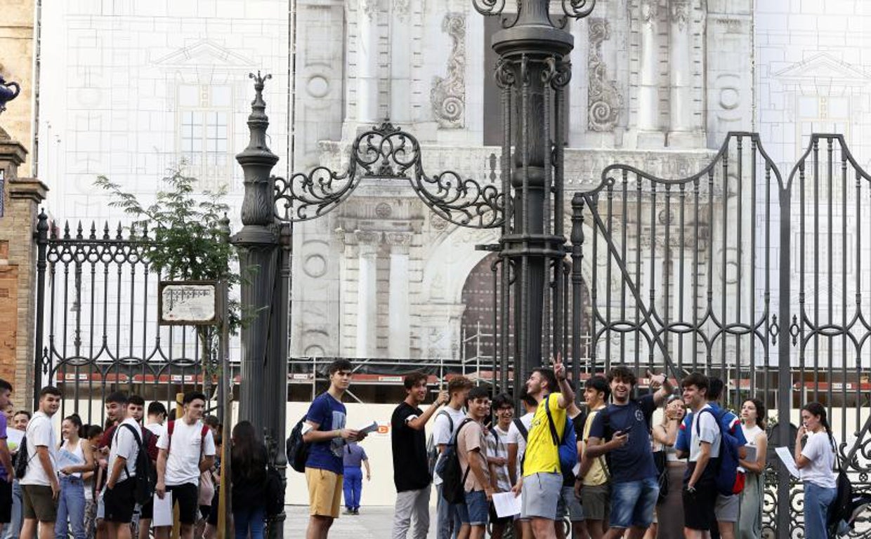 Estudiantes en la puerta del rectorado de la Universidad de Sevilla