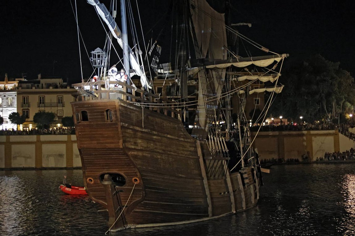 Espectáculo 'Esfera Mundi' que La Fura dels Baus ha representado en el río Guadalquivir en Sevilla