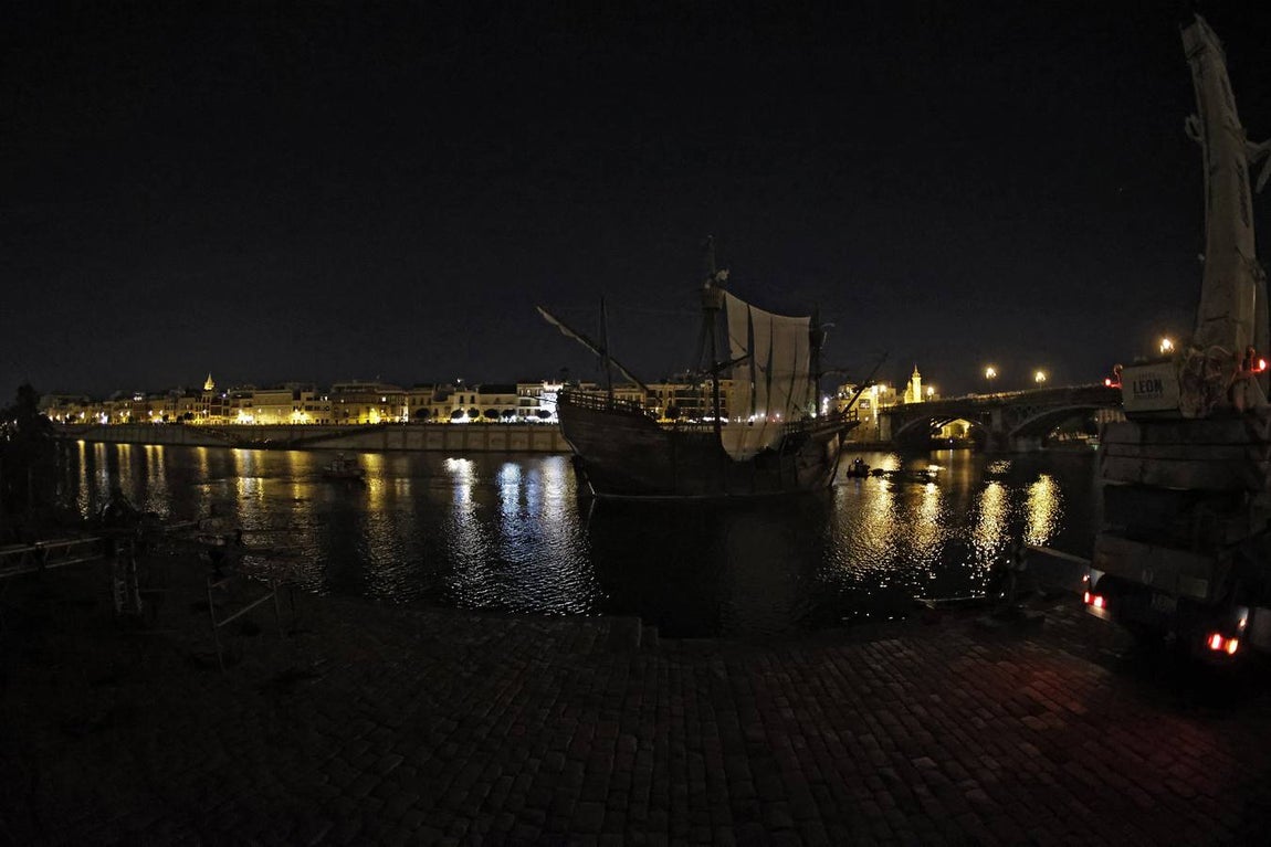 Espectáculo 'Esfera Mundi' que La Fura dels Baus ha representado en el río Guadalquivir en Sevilla
