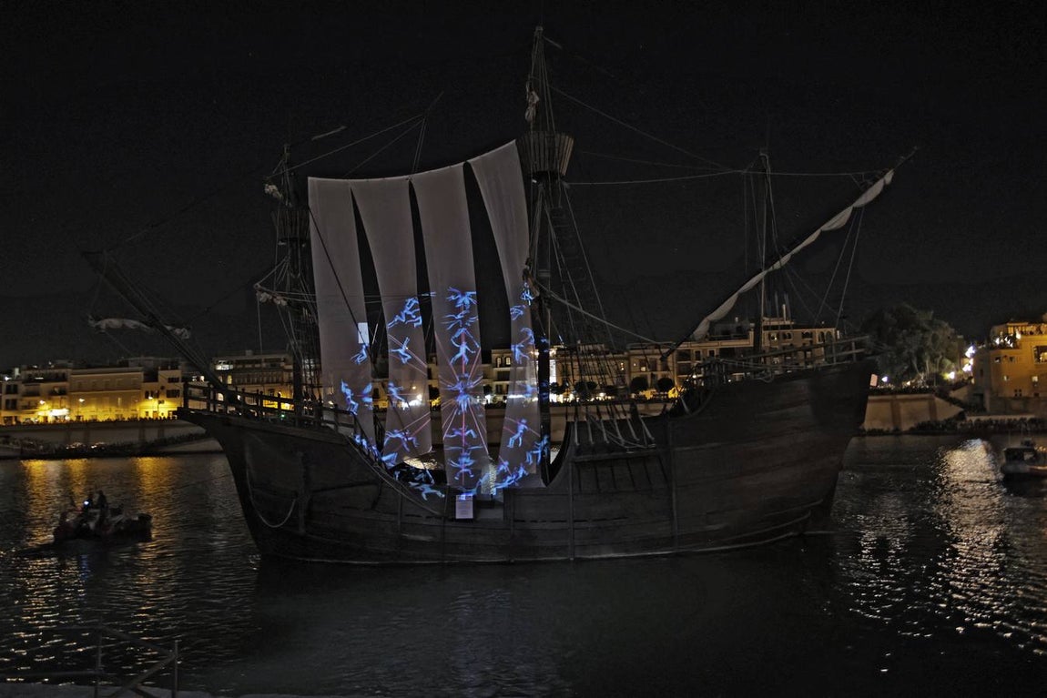 Espectáculo 'Esfera Mundi' que La Fura dels Baus ha representado en el río Guadalquivir en Sevilla