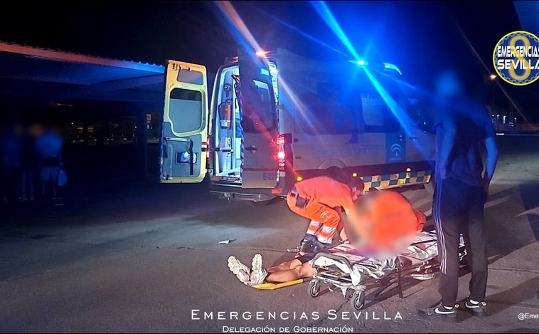 Un joven hospitalizado tras caer del maletero del coche en el que que viajaba en Sevilla Este