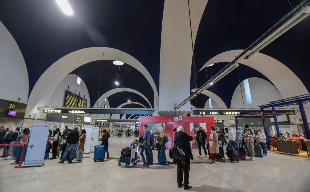 Colas de viajeros en el aeropuerto de Sevilla