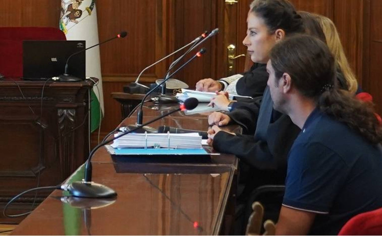 El acusado, junto a su abogada Elena García, durante el primer día del juicio