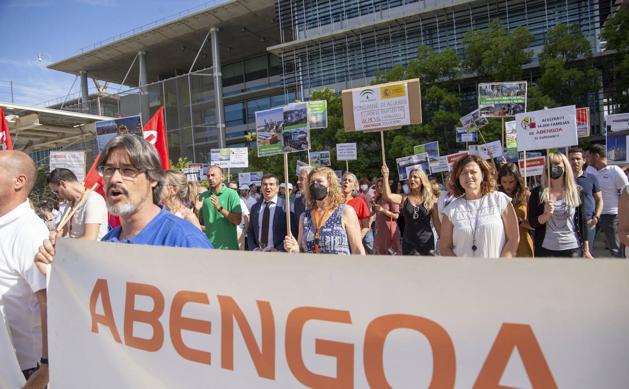 Los trabajadores de Abengoa se han manifestado en multitud de ocasiones en su sede de Palmas Altas, en Sevilla, para pedir una solución urgente para evitar la liquidación de la multinacional